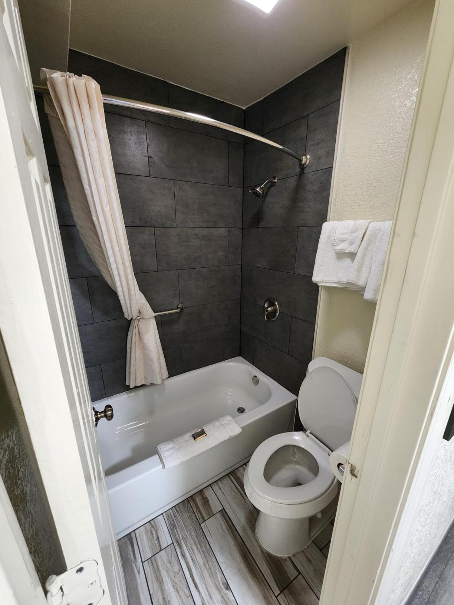 Green Garden Inn Грінсборо Екстер'єр фото